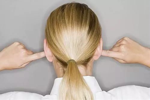 年纪轻轻就耳背?这样做有损听力