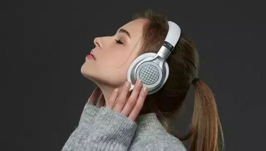 年纪轻轻就耳背?这样做有损听力