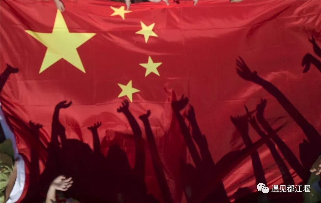 五星红旗同框感受,与五星红旗相遇