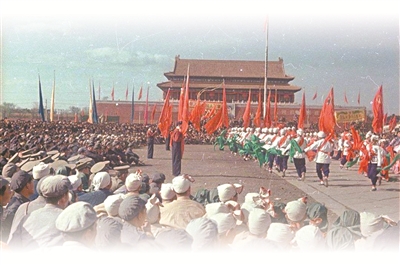 敬礼,向着*安门天**的方向