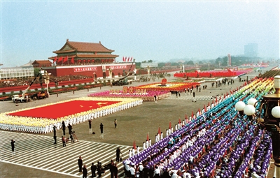 敬礼,向着*安门天**的方向