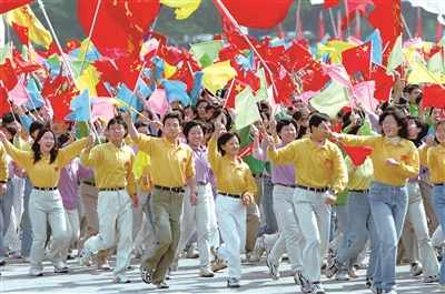 敬礼,向着*安门天**的方向