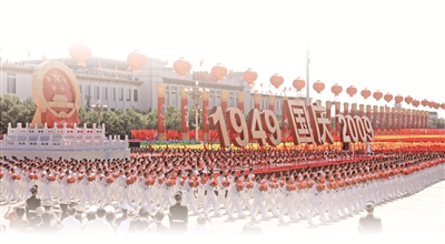 敬礼,向着*安门天**的方向