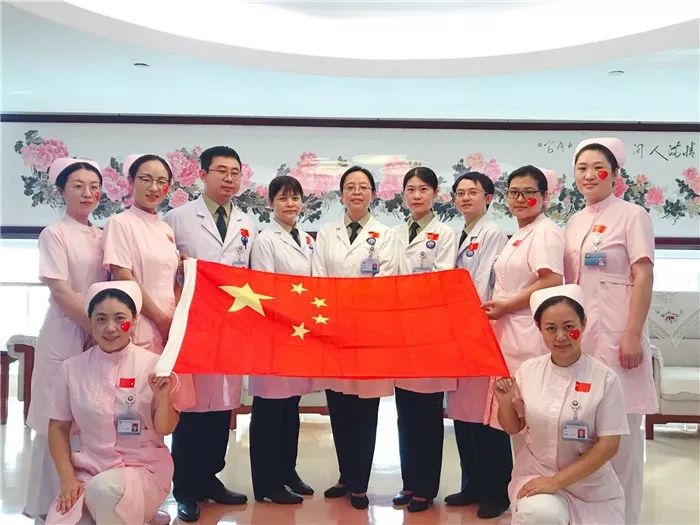 瞧！这些与*旗国**同框的*队军**白衣战士们