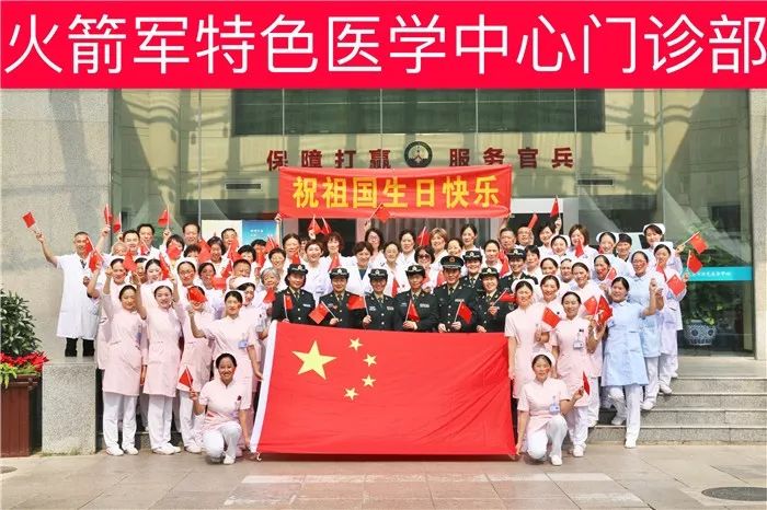 瞧！这些与*旗国**同框的*队军**白衣战士们