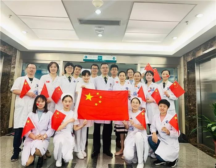 瞧！这些与*旗国**同框的*队军**白衣战士们