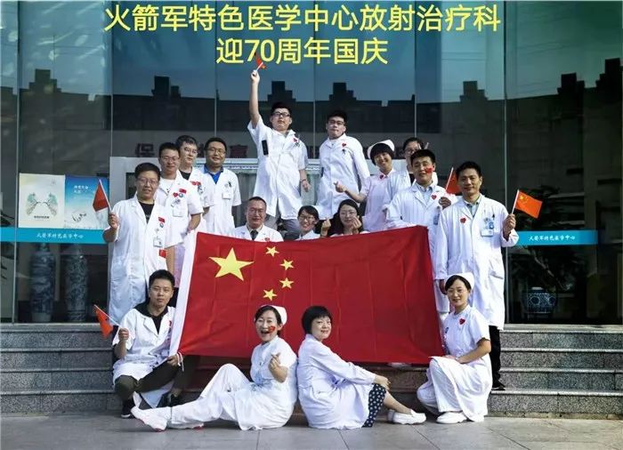 瞧！这些与*旗国**同框的*队军**白衣战士们