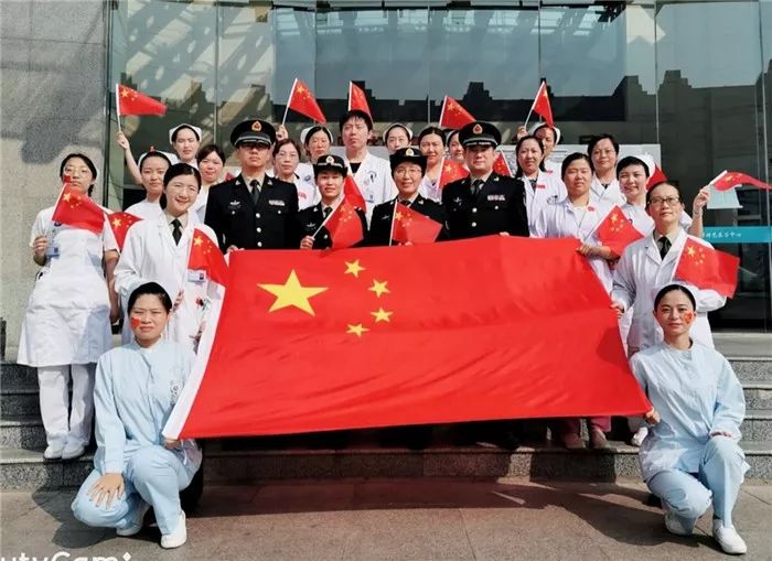 瞧！这些与*旗国**同框的*队军**白衣战士们