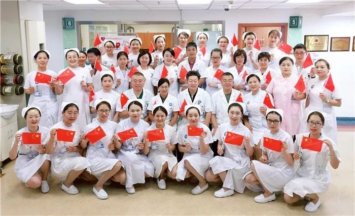 瞧！这些与*旗国**同框的*队军**白衣战士们