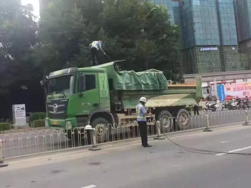 安溪：电线悬半空，一交警徒手举电线充当“擎天一柱”