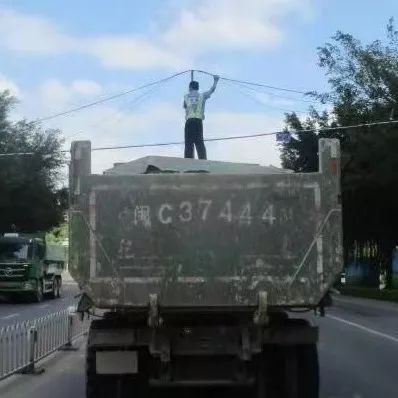 安溪：电线悬半空，一交警徒手举电线充当“擎天一柱”