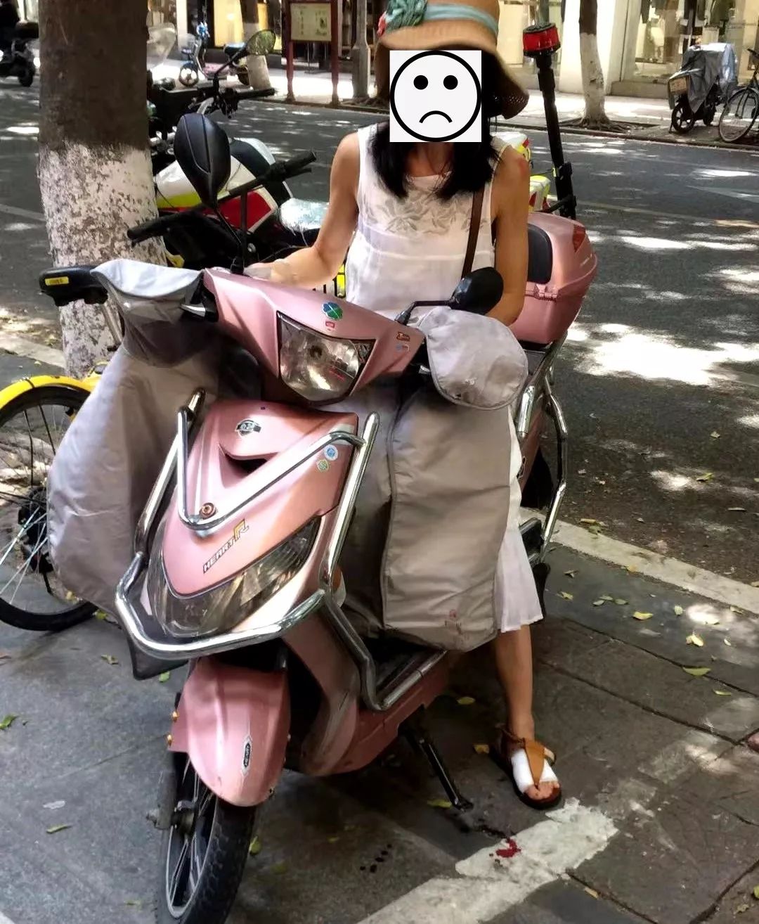 安溪：电线悬半空，一交警徒手举电线充当“擎天一柱”