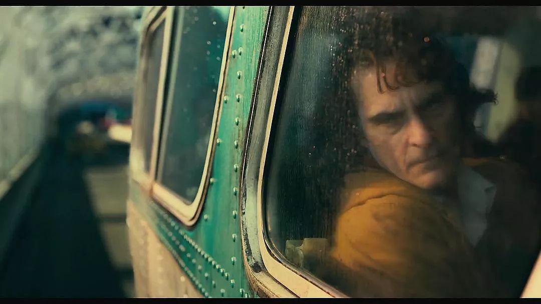 它因为尺度太大，被美国人*制抵**上映……