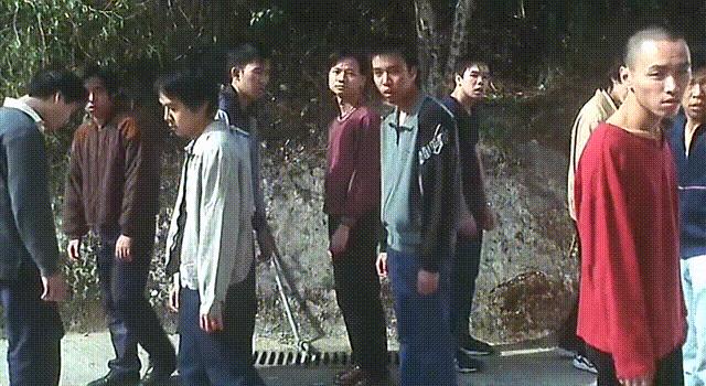 它因为尺度太大，被美国人*制抵**上映……