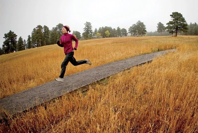 跑步髋关节疼痛怎么练恢复快,跑步导致膝盖内侧疼痛多久恢复