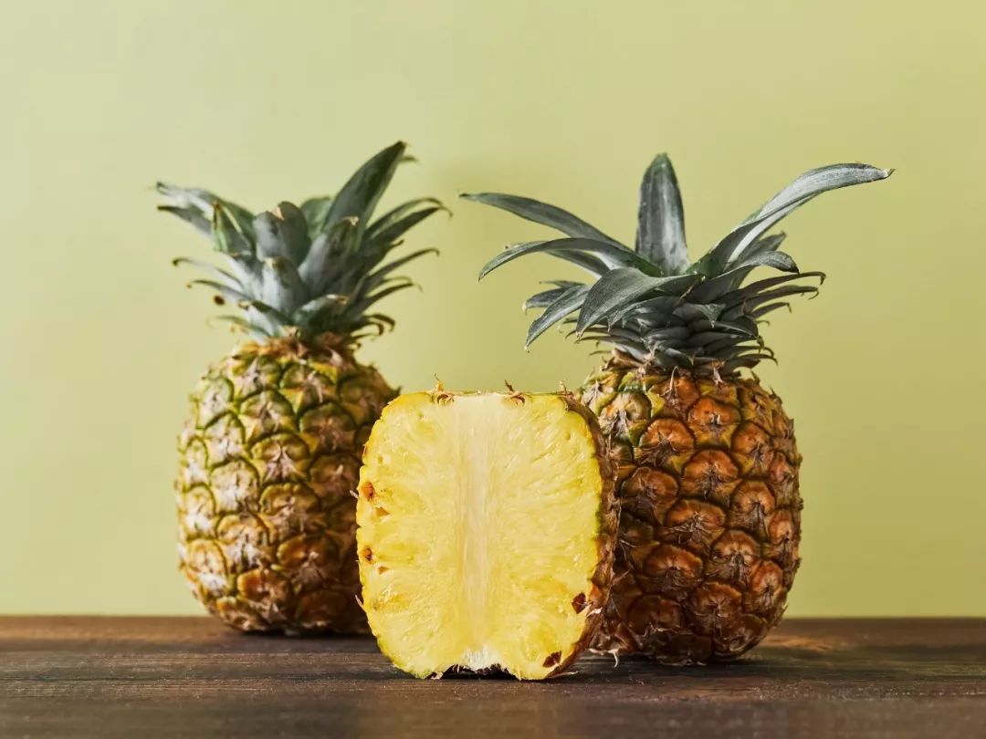 又香又甜的黄金凤梨,削了皮直接吃丨界界好物馆