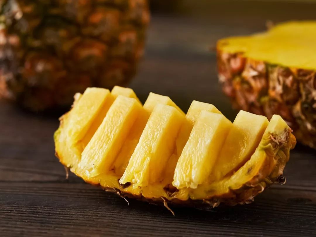 又香又甜的黄金凤梨,削了皮直接吃丨界界好物馆