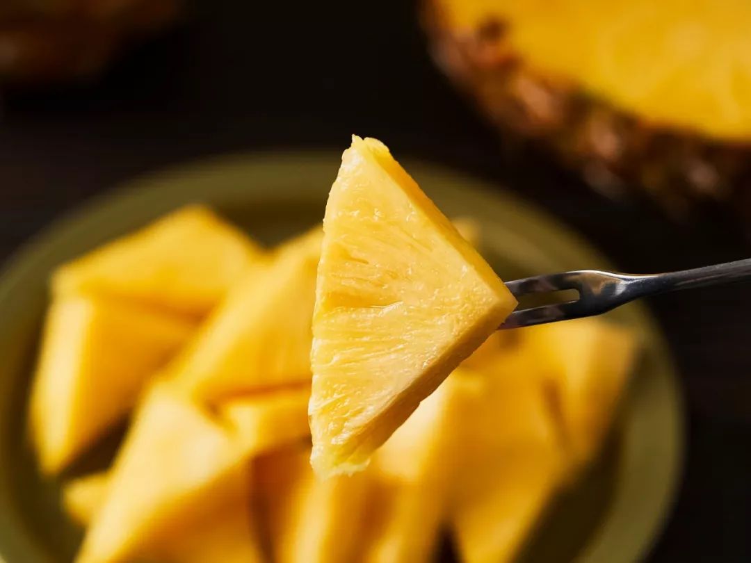 又香又甜的黄金凤梨,削了皮直接吃丨界界好物馆