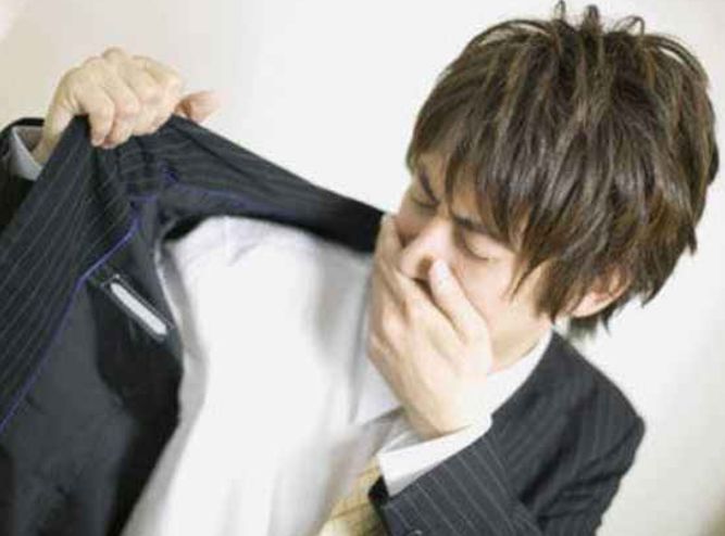 医生警告:1种气味对应1种病!赶快闻闻自己的体味...千万别忽视!