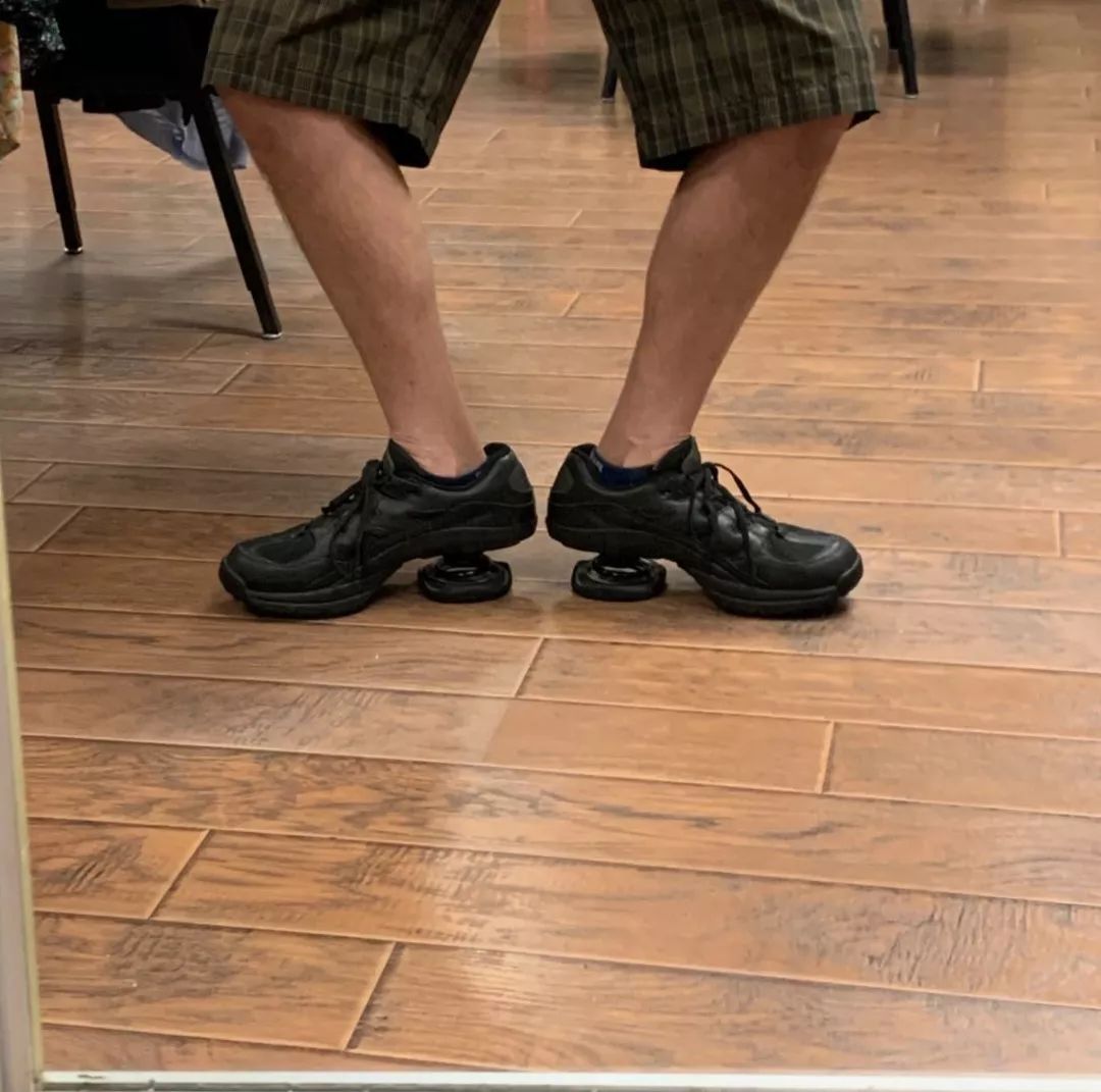 在皮鞋和球鞋之间摇摆的我们，终于找到了最佳选择