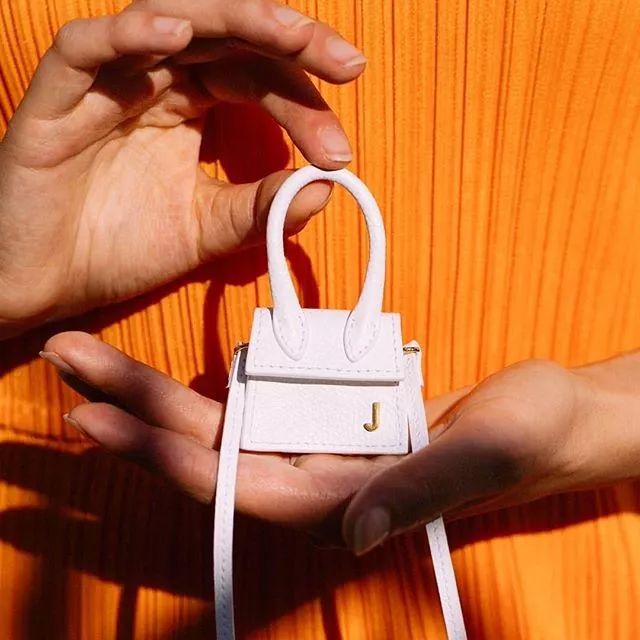 只能塞得下硬币的包、寿司大小的鞋……欢迎来到小人国