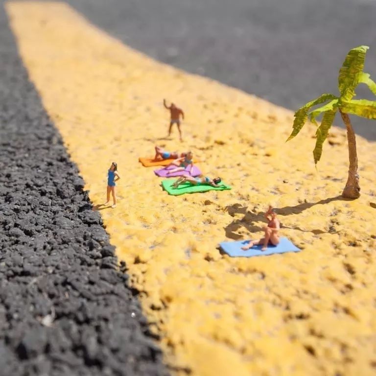 只能塞得下硬币的包、寿司大小的鞋……欢迎来到小人国