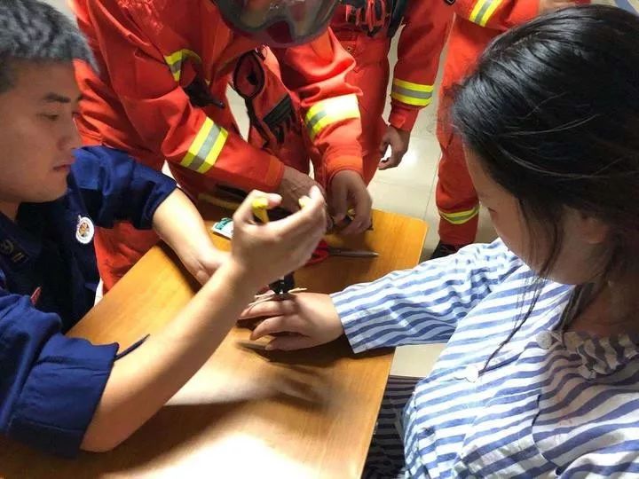 眼看着快生产了，22岁的年轻产妇却请来了消防员帮忙……