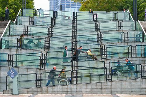 每100人有6个残疾人,出门像翻一座山,一个坡道要拐8个弯,中国轮椅推出去有多难