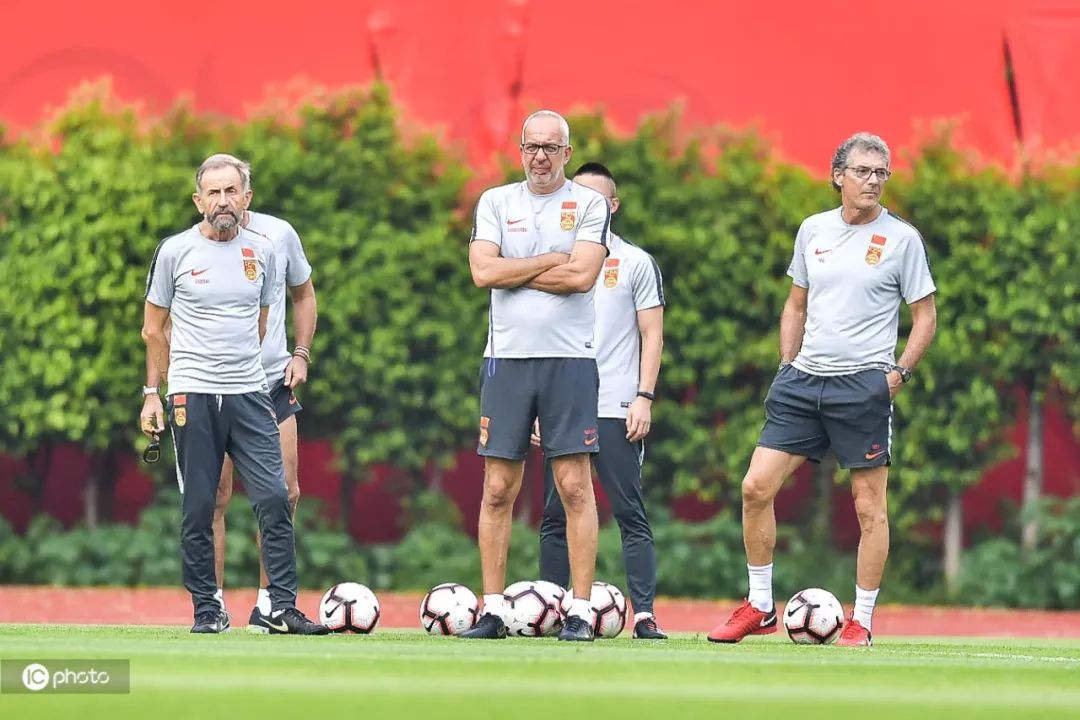 直击国足12强赛备战日本直播,直击国足主场迎战新加坡