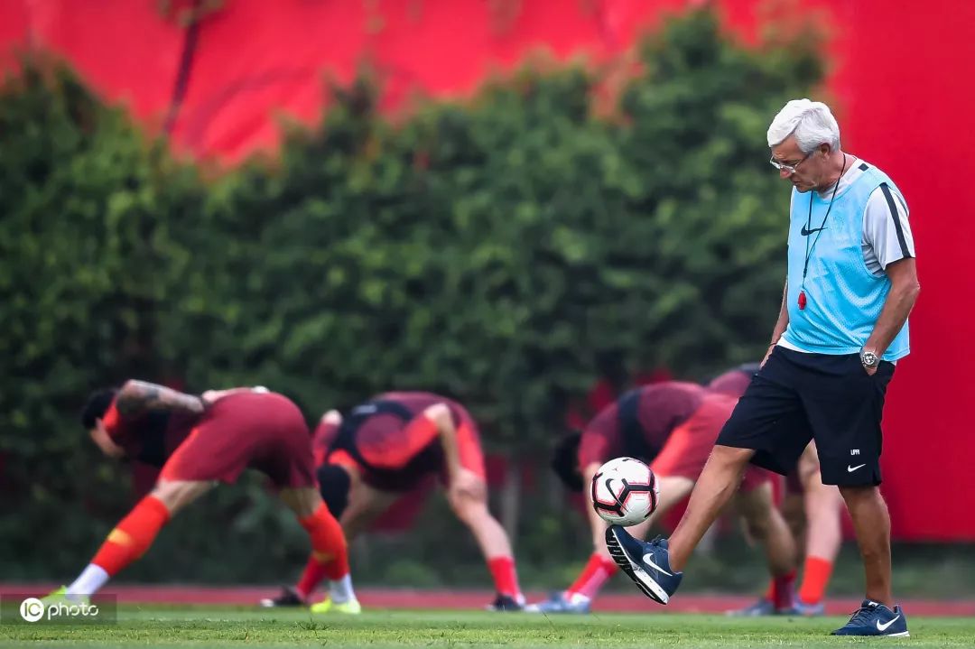 直击国足12强赛备战日本直播,直击国足主场迎战新加坡