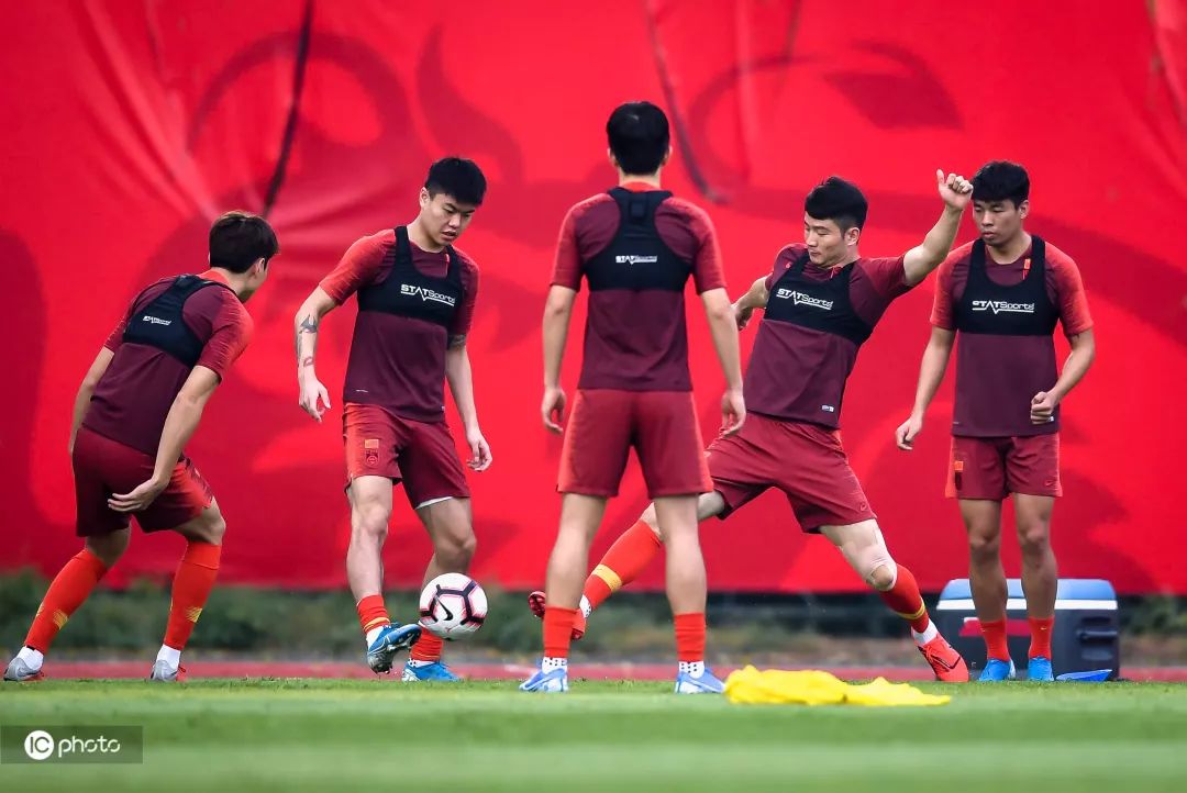 直击国足12强赛备战日本直播,直击国足主场迎战新加坡