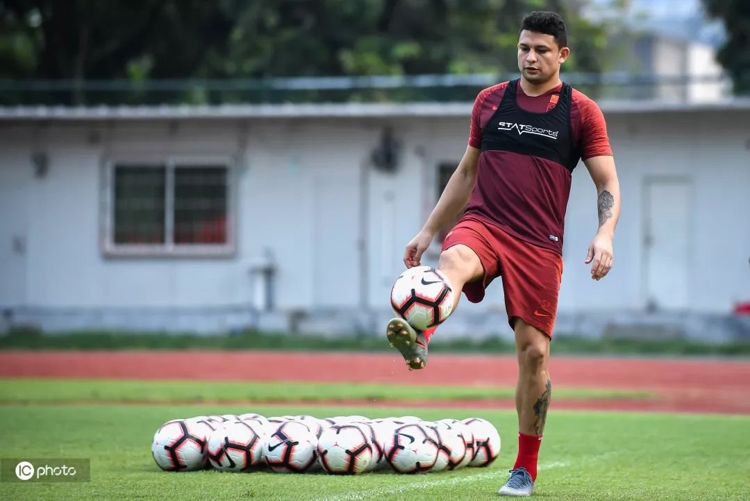 直击国足12强赛备战日本直播,直击国足主场迎战新加坡