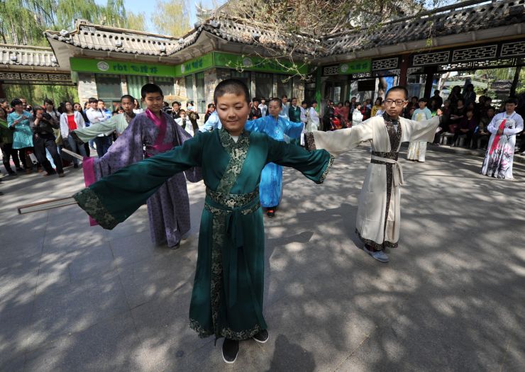 zqsg、gnps、基操勿6……“00后”的社交“黑话”难倒众人