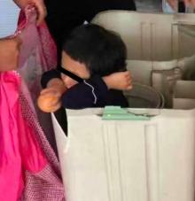 “中国消防微博搜索卡字”冲上热搜！孩子为啥总被千奇百怪的东西卡住？