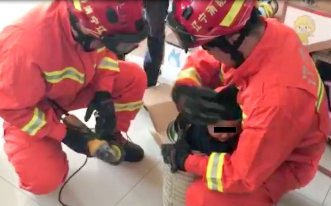 “中国消防微博搜索卡字”冲上热搜！孩子为啥总被千奇百怪的东西卡住？