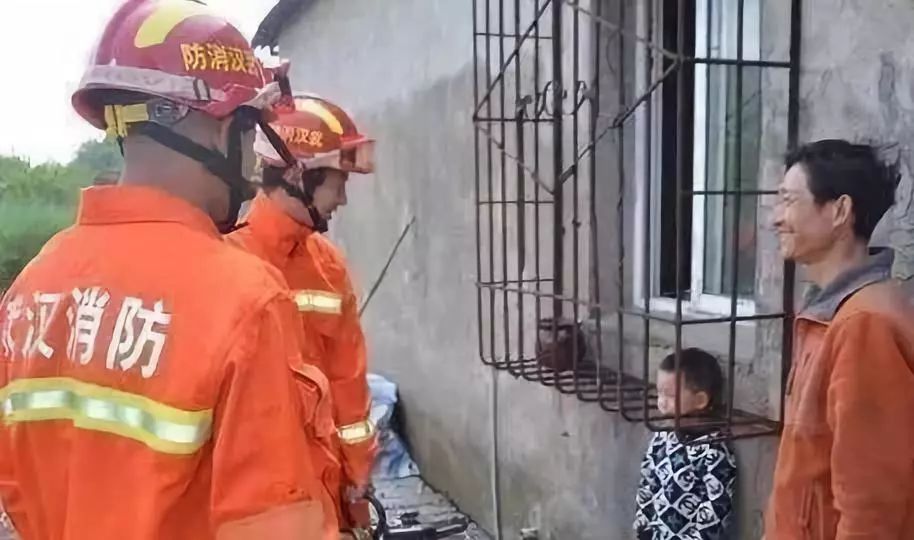 “中国消防微博搜索卡字”冲上热搜！孩子为啥总被千奇百怪的东西卡住？