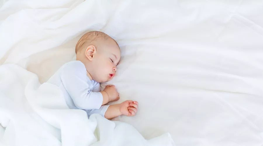 小孩晚上哭说梦话怎么回事,孩子夜里大哭说梦话