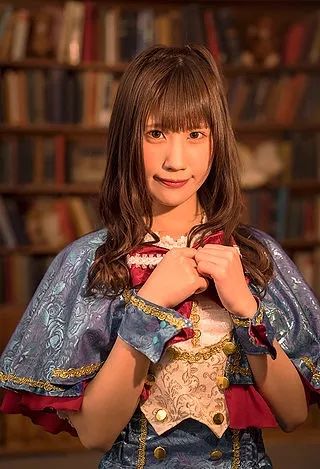 日本变态男粉丝通过女爱豆的瞳孔倒影找出她的住所，进行偷袭猥琐...简直可怕...