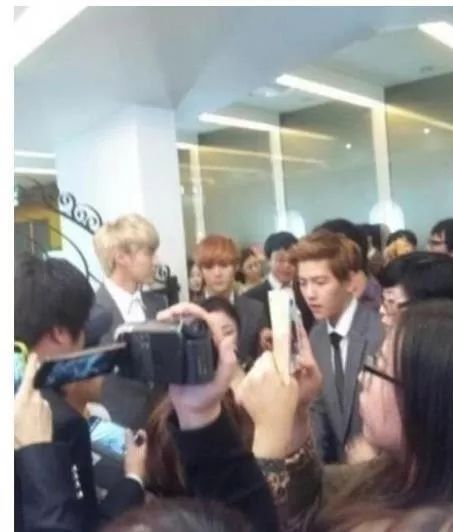 日本变态男粉丝通过女爱豆的瞳孔倒影找出她的住所，进行偷袭猥琐...简直可怕...