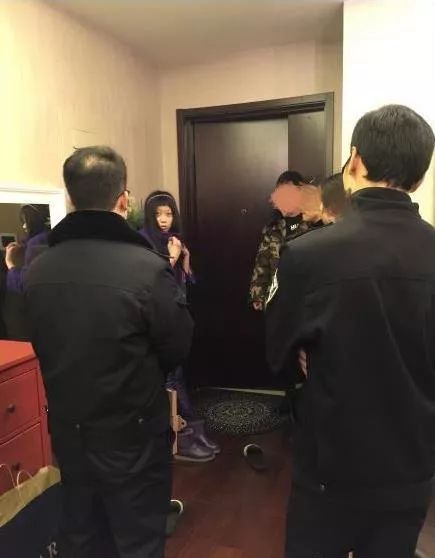 日本变态男粉丝通过女爱豆的瞳孔倒影找出她的住所，进行偷袭猥琐...简直可怕...