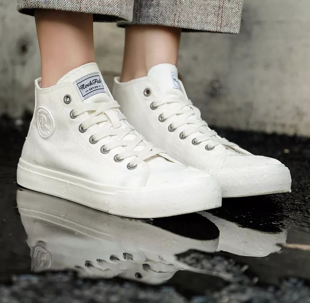 黑色高帮小众原创运动帆布鞋,英伦风低帮帆布鞋推荐