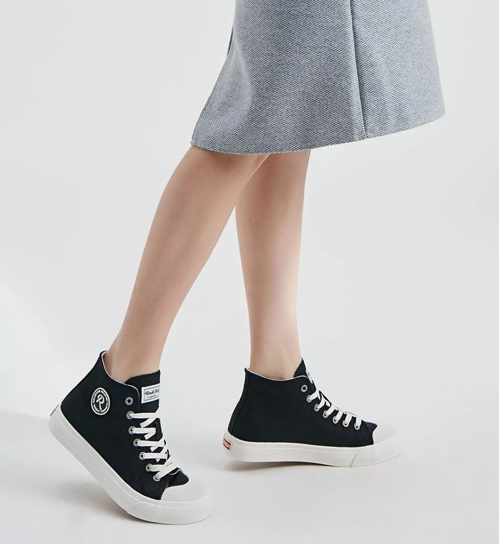 黑色高帮小众原创运动帆布鞋,英伦风低帮帆布鞋推荐