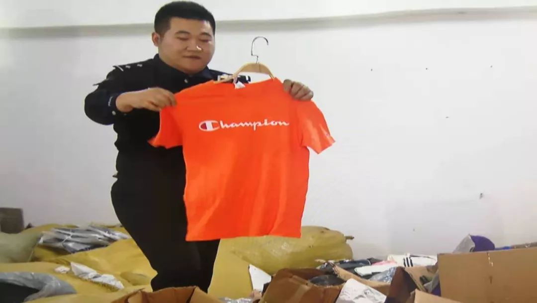 商场大厅的打折耐克冠军真假,商场大牌特卖是真的假的