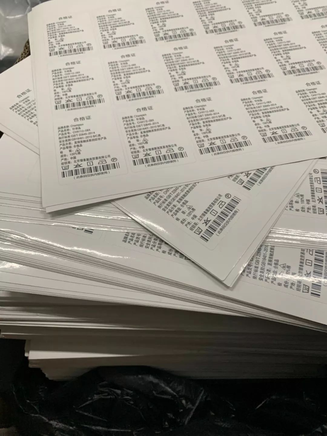 商场大厅的打折耐克冠军真假,商场大牌特卖是真的假的