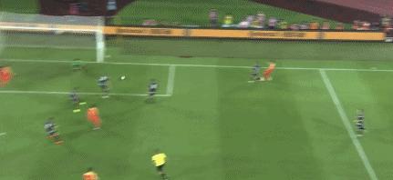 国足最让人感动的一场比赛,国足赢球全场高唱夜空中最亮的星