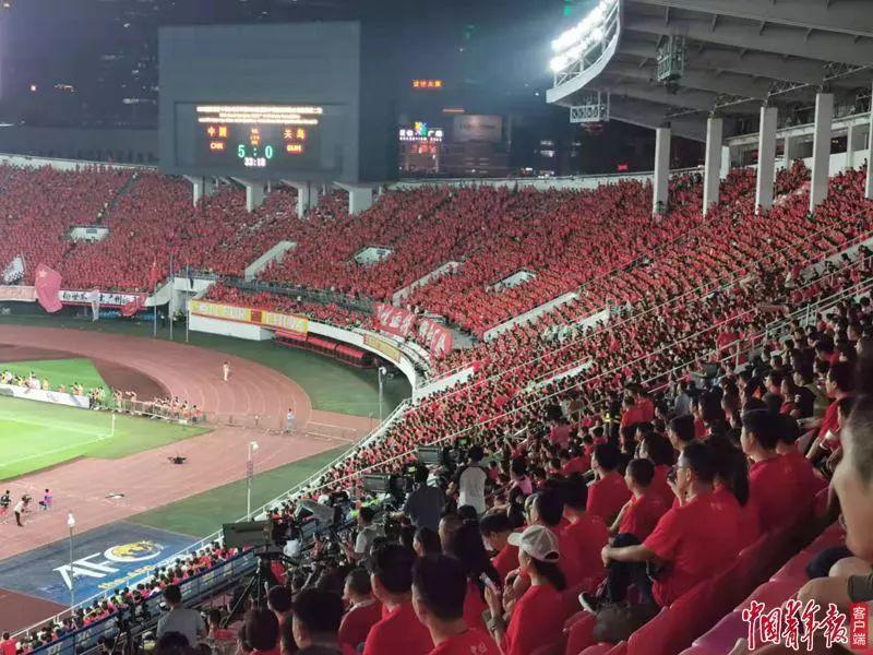 国足最让人感动的一场比赛,国足赢球全场高唱夜空中最亮的星