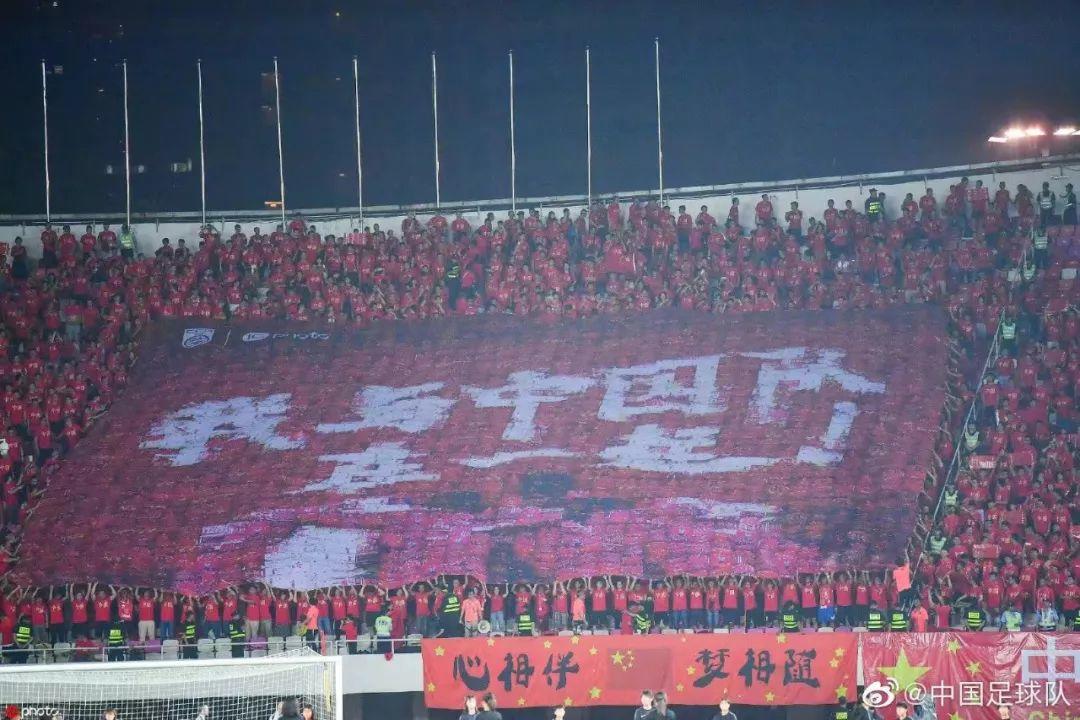 国足最让人感动的一场比赛,国足赢球全场高唱夜空中最亮的星