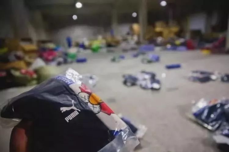 阿迪耐克曝光假货,青岛阿玛尼