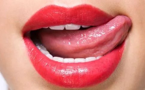 嘴唇干裂脱皮用什么润唇膏好,嘴巴一直脱皮干裂可以用润唇膏吗