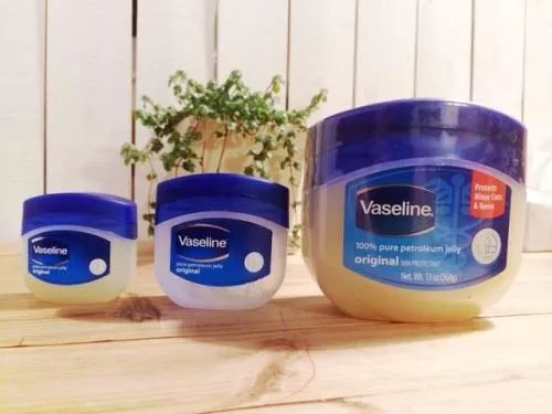 嘴唇干裂脱皮用什么润唇膏好,嘴巴一直脱皮干裂可以用润唇膏吗